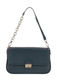 Tummansininen nahkainen käsilaukku, jossa on läppäkansi, kullanväriset metalliosat ja ketjulenkkiolkaimen hihna. Sileä pinta ja suorakulmainen muoto.