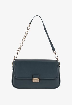 Bolso de mano de cuero azul oscuro con cierre de solapa, accesorios en tono dorado y una correa de hombro con eslabones de cadena. Textura suave y forma rectangular.