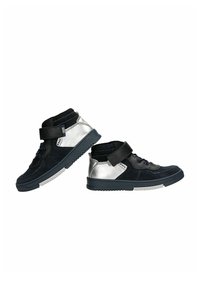Chaussures montantes pour enfants noires et argentées avec une texture en daim, une sangle Velcro, des lacets bleus et un design de semelle superposée.