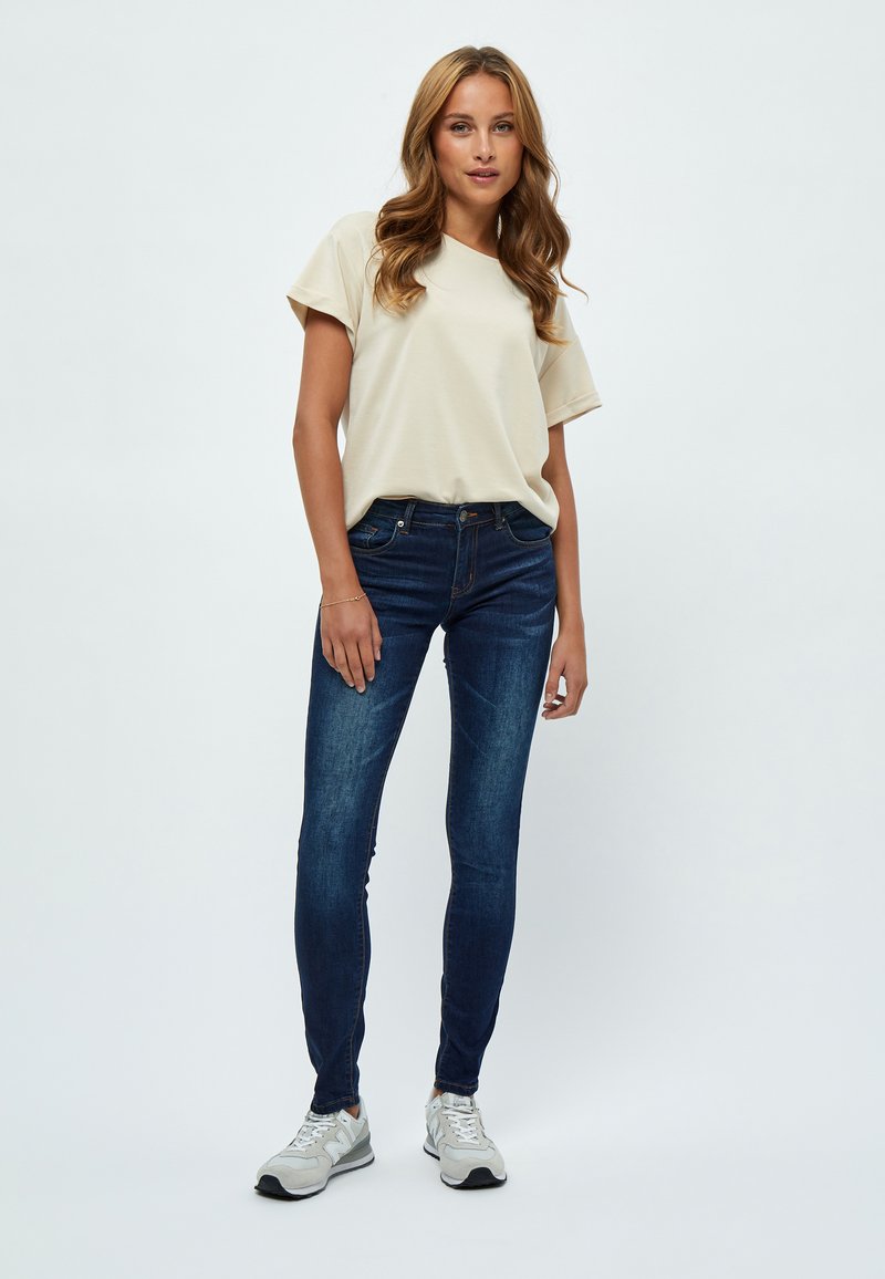 Desires LOLA MIDWAIST - Pieguloša piegriezuma džinsi - mid blue denim