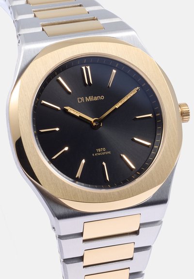 Analoge horloge met een zwarte wijzerplaat, gouden uurmarkeringen en een geborstelde gouden bezel. Verbonden armband van zilver en gouden roestvrij staal.