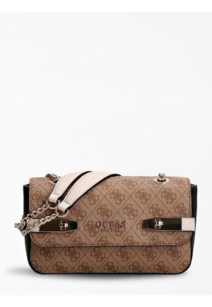 Brązowa torebka na ramię Guess z wzorem, z łańcuszkiem i skórzanym paskiem, o prostokątnym kształcie, z metalowym logo na przedniej klapie.