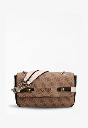 Brązowa torebka na ramię Guess z wzorem, z łańcuszkiem i skórzanym paskiem, o prostokątnym kształcie, z metalowym logo na przedniej klapie.