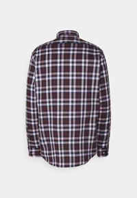 Camicia a maniche lunghe con motivo a scacchi nei colori rosso, navy e bianco. Presenta un colletto classico e polsini con bottone, realizzata in tessuto intrecciato.