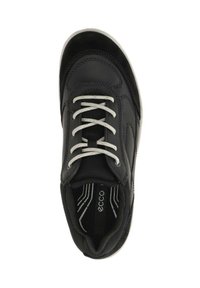Zapatilla deportiva negra con parte superior de cuero texturizado, cordones grises y punta redondeada. El interior incluye un forro de tela a rayas.
