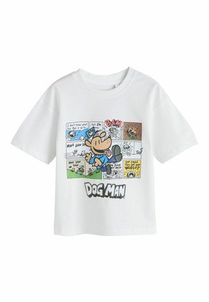 Balti vaikų marškinėliai su spalvotais „Dog Man“ komiksų langeliais ir didelio „Dog Man“ herojaus mėlynoje uniformoje šuoliui, po apačia tekstas „DOG MAN“.