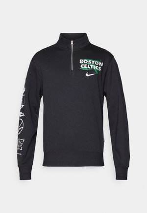 Musta Nike-huppari, jossa on neljänneksen vetoketju. Väritys "BOSTON CELTICS" vihreänä ja valkoisena. Pitkät hihat, joissa on graafinen teksti vasemmassa hihassa.