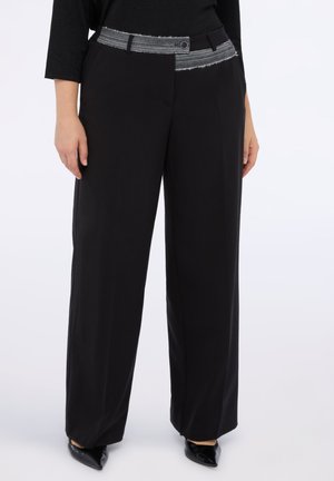 Pantalons larges noirs avec une ceinture texturée grise dotée d'un bouton et de passants de ceinture, fabriqués dans un tissu lisse.