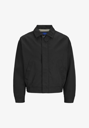 Melnā, īsā jakā ar klasisku apkakli, divām priekšējām kabatām un elastīgu apakšmalu. Gluda tekstūra ar pogu aizdari.