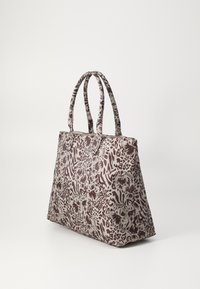 Borsa tote decorata con un audace motivo floreale e animale in tonalità di marrone e panna. Presenta due manici robusti e un design strutturato.