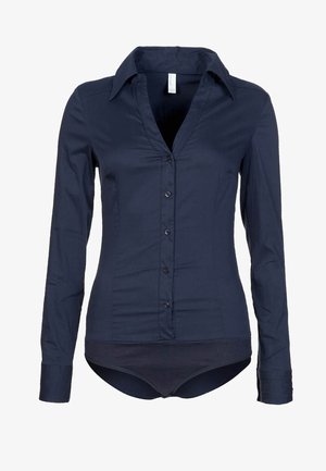 Camicia blu navy a maniche lunghe con colletto a punta, patta con bottoni e fondo integrato. Tessuto liscio con design aderente.