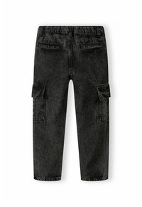 Pantalones cargo de mezclilla negra con una cintura alta, piernas rectas y dos bolsillos laterales. La tela tiene un acabado texturizado con un sutil desgastado.