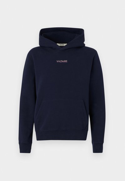 Marineblauwe hoodie van katoen, met een voorkantzak, ribgebreide manchetten en een klein roze "VOLTAIRE" logo op de borst.