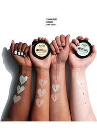 Trois bras exhibent des échantillons de la Poudre de Finition HD NYX en Transparent, Banane et Vert Menthe. Des formes en cœur montrent l'application sur différentes teintes de peau.