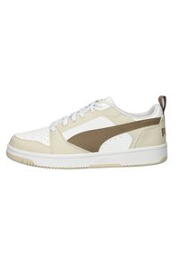 Sneaker con una toma in pelle bianca e beige, con una striscia laterale marrone, punta perforata, lacci bianchi e suola in gomma.