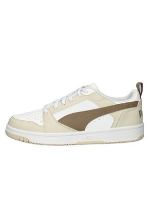 Sneakers med et øverste i hvidt og beige læder, med en brun side-stribe, perforeret tå, hvide snørebånd og en gummisål.