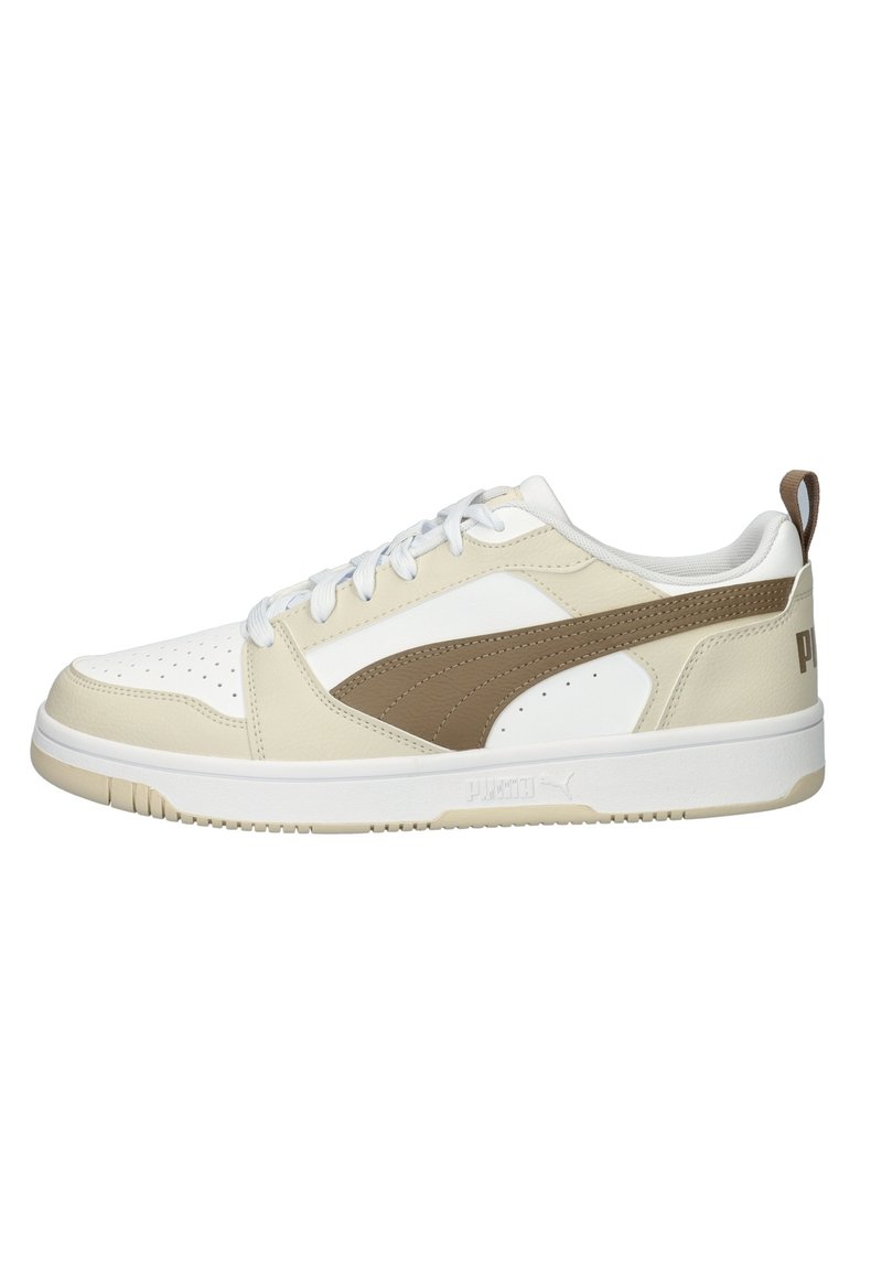 Sneaker con una toma in pelle bianca e beige, con una striscia laterale marrone, punta perforata, lacci bianchi e suola in gomma.