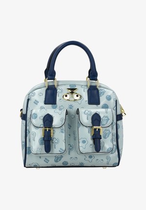 Lichtblauwe handtas met donkerblauwe handvatten en voorzakken met gespen, versierd met kleine speelse iconen en een gouden embleem met ogen.