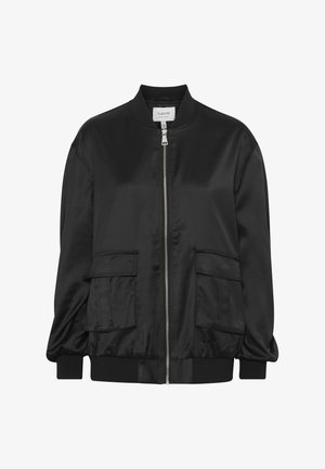 Crna bomber jakna od glatkog satenskog materijala, s prednjim zatvaračem, rebrastim manžetama i dva velika džepa s preklopom sprijeda.