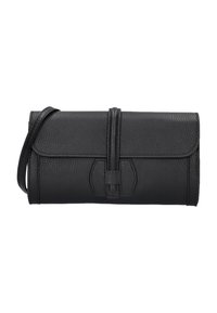 Zwarte leren clutch met een geweven oppervlakte, gerolde ontwerpelementen, draagriem en een sluiting met een decoratieve accent.