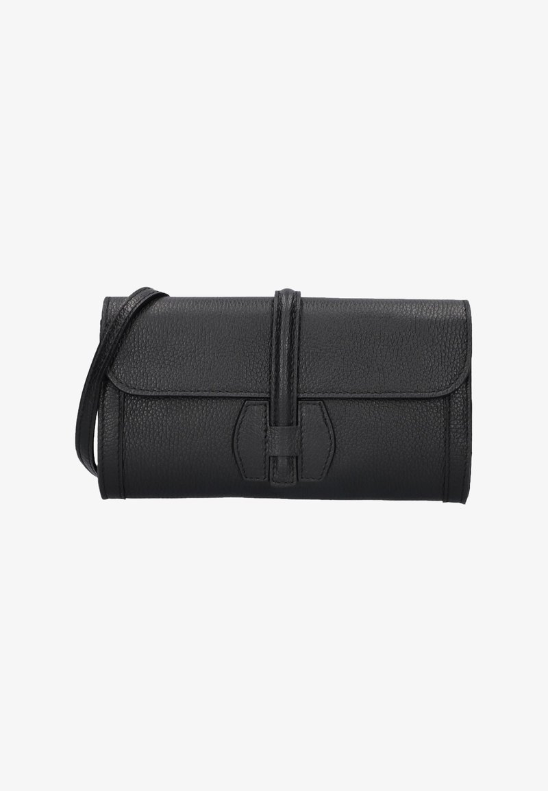 Zwarte leren clutch met een geweven oppervlakte, gerolde ontwerpelementen, draagriem en een sluiting met een decoratieve accent.