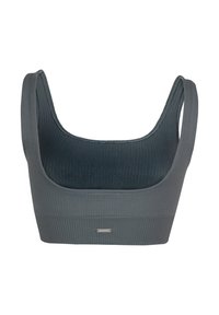 Grijze geribde sportbeha met een ronde halslijn, brede bandjes en een gestructureerde vorm. Bevat een klein metalen logoaccent aan de voorkant.