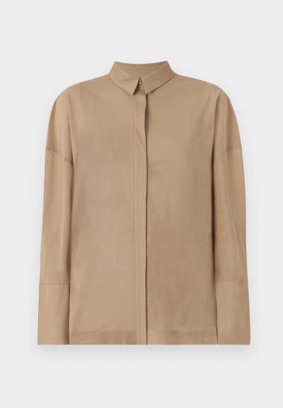 Beige Langarmhemd aus leichtem Stoff mit klassischem Kragen, versteckter Knopfleiste und dezenten Nähten an den Ärmeln.