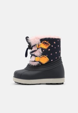 Botte d'hiver pour enfants avec semelle en caoutchouc noire, dessus bleu marine à pois roses, bordure en fausse fourrure rose et fermetures à boucles orange.