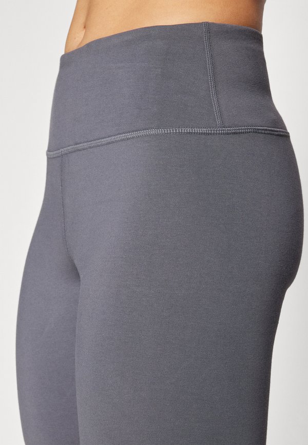 RIVAL SHORT - Leggings3