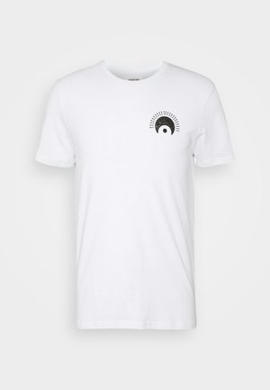 Wit katoenen T-shirt met korte mouwen en een ronde halslijn. Heeft een zwarte afbeelding van een halve maan met stralen op het linkerborstgebied.
