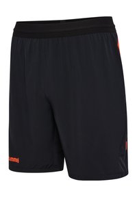 Zwarte sportshorts met een zwarte elastische tailleband, voorzien van een oranje logo op het linkerpijpen en zijopeningen voor verbeterde luchtcirculatie.