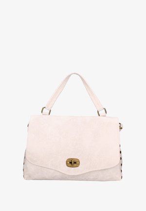 Lichtroze suède handtas met een klepafsluiting en gouden hardware. Voorzien van decoratieve studs langs de zijkanten en een kort handvat.