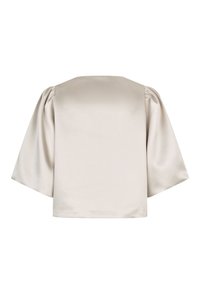 Krátký rukáv halenky ze světle béžového saténu. Má čtvercový výstřih a nařasené rukávy, s hladkou, lesklou texturou.