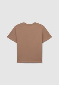 Maglietta in cotone marrone con vestibilità rilassata, maniche corte e girocollo. Tessuto liscio e design semplice, senza motivi o accenti visibili.