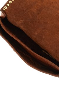 Clutch in suede marrone con una finitura tattile, caratterizzato da borchie in tonalità oro lungo il bordo superiore e un interno spazioso e non foderato.
