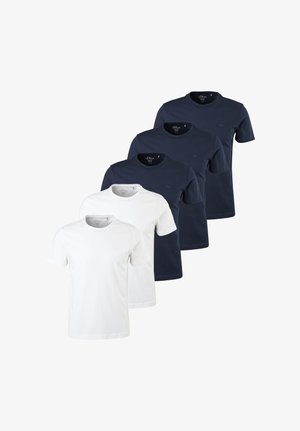 Fem ensfarvede crew-neck t-shirts, tre i marineblå og to i hvid, arrangeret i en trappet række på en hvid baggrund.