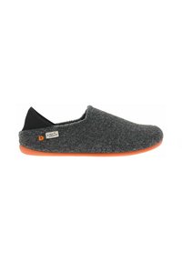 Chaussons en laine gris avec une forme arrondie, un talon en tissu noir et une semelle en caoutchouc orange. Ils présentent une texture douce et une petite étiquette logo sur le côté.