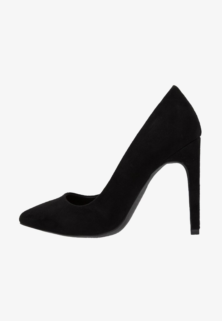 Chaussure à talon haut en suède noir avec un bout pointu et une section découpée à l'avant ; dotée d'un talon stiletto élégant.