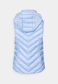 Světle modrá puff vest s chevronovým prošíváním, kapucí a hladkým, lesklým povrchem. Má vysoký límec a žádný viditelný hardware.