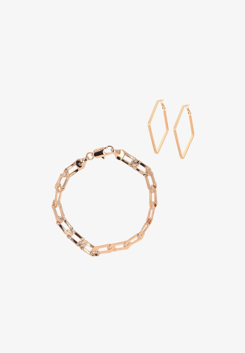 Brățară cu ton auriu, cu zale alungite texturate și cercei cerc în formă geometrică de diamant, asortați, pe fundal alb.