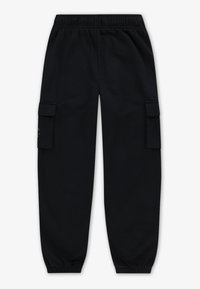 Μαύρο παντελόνι cargo από βαμβάκι, με ελαστική μέση, δύο πλαϊνές τσέπες και στενές μανσέτες. Χωρίς ορατά σχέδια ή διακοσμήσεις.