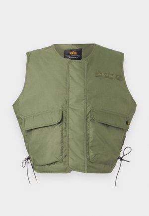 Olivzaļš bezroku veste ar divām priekšējām atloku kabatām, priekšpuses rāvējslēdzēju, kas paslēpts ar nošūtu atloku, un sānu regulējamām auklām.