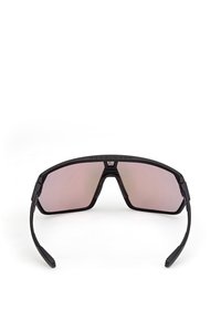 Černé sluneční brýle s geometrickým tvarem, velkými růžovými skly a robustním rámem, s prohnutými stranami pro bezpečné nošení.