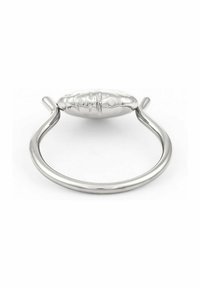 Silberner Ring mit einer ovalen, texturierten Fläche und einer glatten Band. Das Band hat ein schlankes Design, das sich zur Rückseite hin verjüngt.