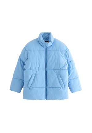 Giacca trapuntata azzurro chiaro con colletto alto, zip a vista e due tasche frontali. Il tessuto ha una mano liscia e trapuntata.