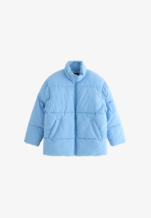 Giacca trapuntata azzurro chiaro con colletto alto, zip a vista e due tasche frontali. Il tessuto ha una mano liscia e trapuntata.