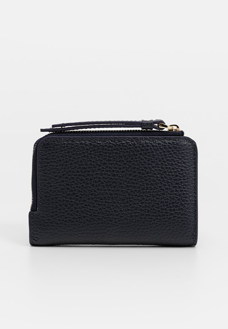 Czarny skórzany portfel o teksturowanym wykończeniu, prostokątny kształt, zamek błyskawiczny i pasek na nadgarstek. Kompaktowy design idealny do przechowywania najważniejszych rzeczy.