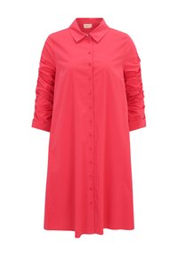 Robe chemise rose framboise avec un col classique, fermeture à boutons sur toute la longueur et manches froncées. Fabriquée en tissu léger.