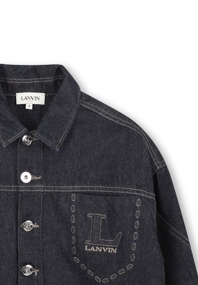Donker denim overhemd met een button-down kraag, zilveren knopen en een zak met geborduurd "L"-ontwerp. Merklabeled zichtbaar aan de binnenkant van de kraag.