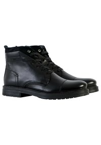 Botas de tobillo de cuero negro con un acabado suave, puntera redondeada, parte superior de ante en contraste y suela plana de goma. Presentan ojales redondos y cordones.